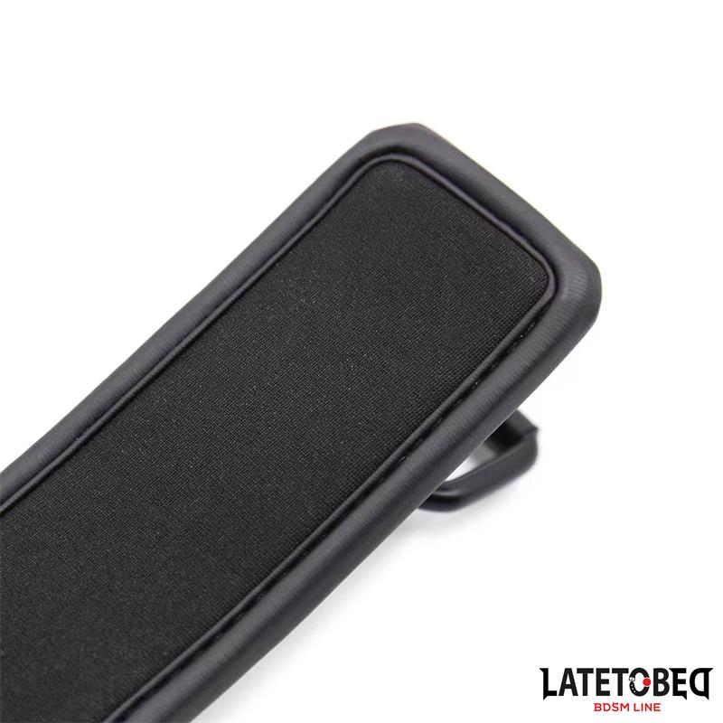 LateToBed "BDSM Line" esposas para tobillo acolchadas con cadena negra