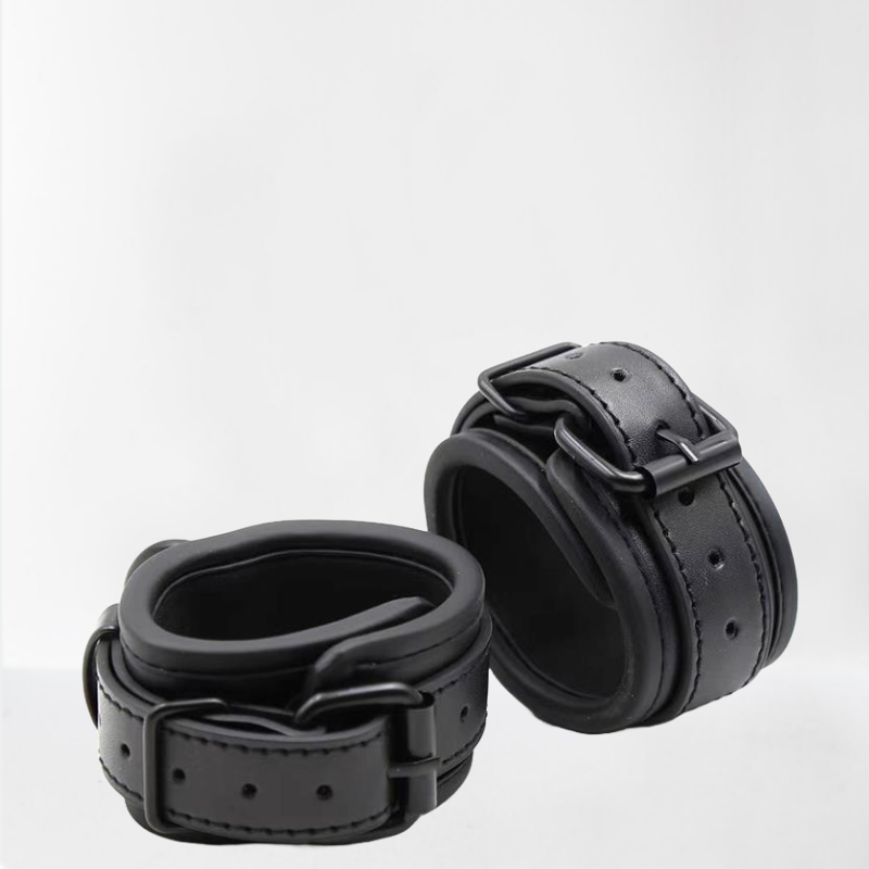 LateToBed "BDSM Line" esposas para tobillo acolchadas con cadena negra