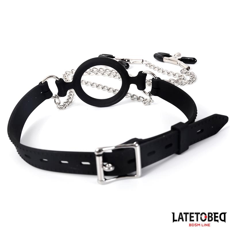 LateToBed "BDSM Line" mordaza de aro con pinzas para pezones