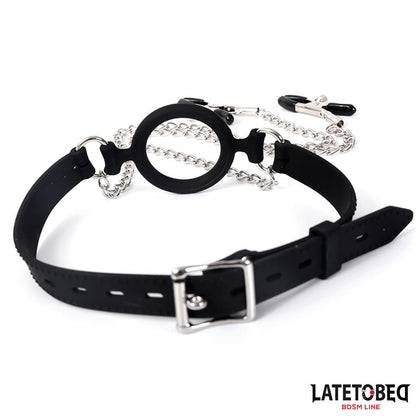 LateToBed "BDSM Line" mordaza de aro con pinzas para pezones