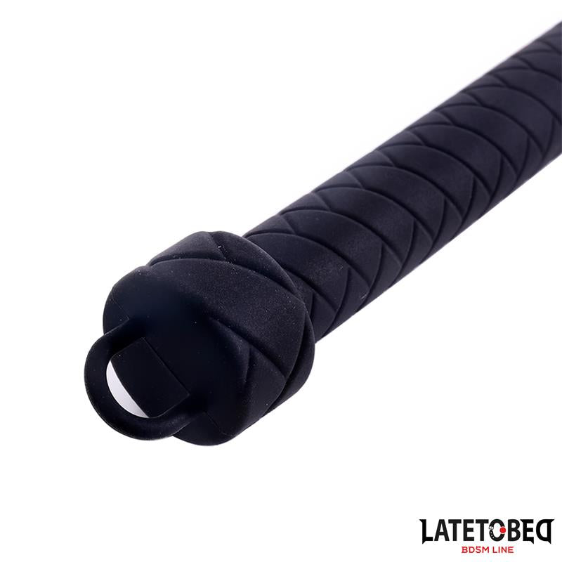 LateToBed "BDSM Line" flogger de silicona 61 cm